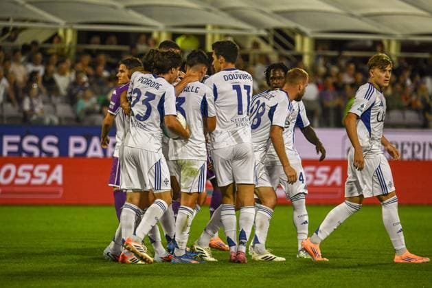 Marc Oliver Kempf (Como) celebrates with teammates after scoring the 1-1 goal during ACF Fiorentina vs Como 1907, Italian soccer Serie A match in Florence, Italy, September 21 2025  Copyright: xFabioxFagiolini IPAxSportx xipa-agency.netx xx IPA_65455316 IPA_Agency_IPA65455316