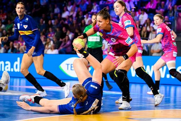 Krefeld: Handball Frauen Laenderspiel - Deutschland - Niederlande Romee Maarschalkeweerd (Niederlande), Xenia Smits (Deutschland) Krefeld Yayla Arena Deutschland