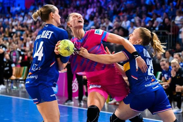 Krefeld: Handball Frauen Laenderspiel - Deutschland - Niederlande v. li. im Zweikampf Nikita van der Vliet (Niederlande), Xenia Smits (Deutschland), Sarah Dekker (Niederlande) Krefeld Yayla Arena Deutschland