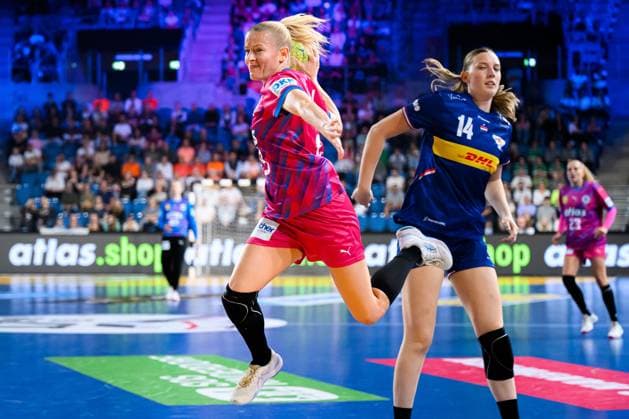 Krefeld: Handball Frauen Laenderspiel - Deutschland - Niederlande Antje Döll Doell (Deutschland), Judith van der Helm (Niederlande) Krefeld Yayla Arena Deutschland