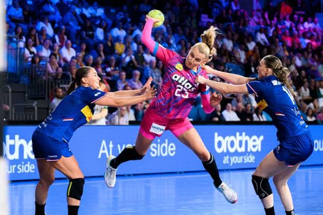 Krefeld: Handball Frauen Laenderspiel - Deutschland - Niederlande v.li. Larissa Nuesser Nüsser (Niederlande), Annika Lott (Deutschland), Judith van der Helm (Niederlande) Krefeld Yayla Arena Deutschland