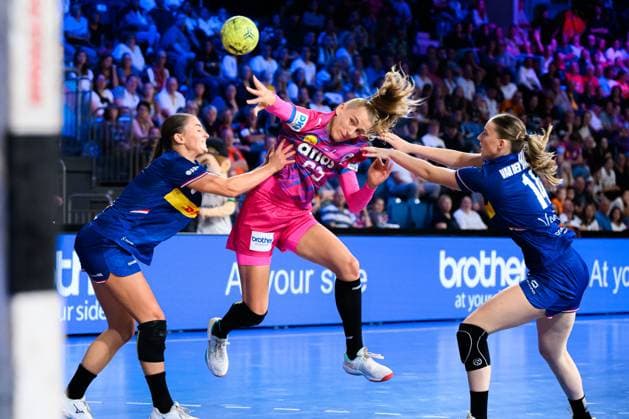 Krefeld: Handball Frauen Laenderspiel - Deutschland - Niederlande v.li. Larissa Nuesser Nüsser (Niederlande), Annika Lott (Deutschland), Judith van der Helm (Niederlande) Krefeld Yayla Arena Deutschland