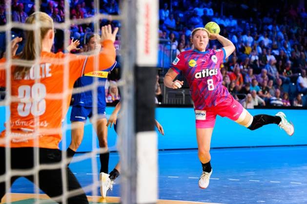 Krefeld: Handball Frauen Laenderspiel - Deutschland - Niederlande v.li. Torhueterin Yara Ten Holte (Niederlande), Nina Engel (Deutschland) Krefeld Yayla Arena Deutschland
