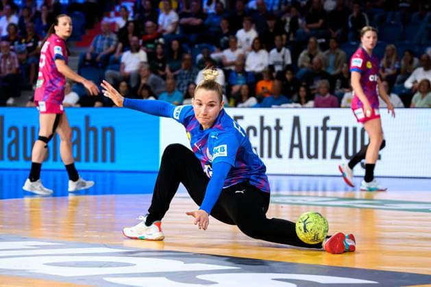 Krefeld: Handball Frauen Laenderspiel - Deutschland - Niederlande Torhueterin Katharina Filter (Deutschland) hält den Ball Krefeld Yayla Arena Deutschland