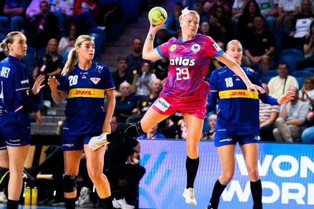 Krefeld: Handball Frauen Laenderspiel - Deutschland - Niederlande v.li. Alieke van Maurik (Niederlande), Angela Malestein (Niederlande), Antje Döll Doell (Deutschland), Kelly Dulfer (Niederlande) Krefeld Yayla Arena Deutschland