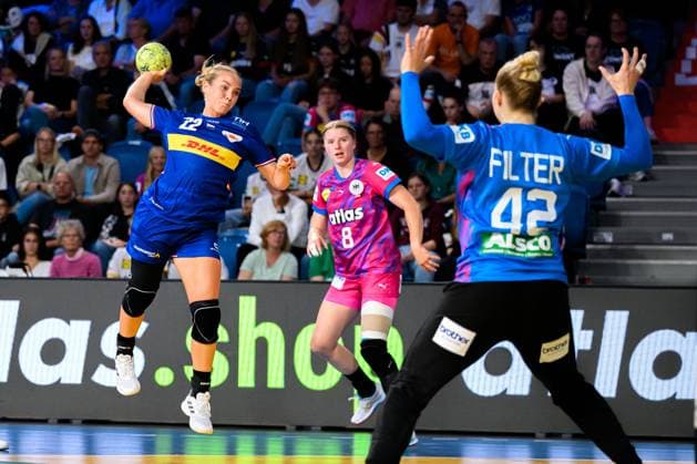 Krefeld: Handball Frauen Laenderspiel - Deutschland - Niederlande v.li. Zoe Sprengers (Niederlande), Torhueterin Katharina Filter (Deutschland) Krefeld Yayla Arena Deutschland