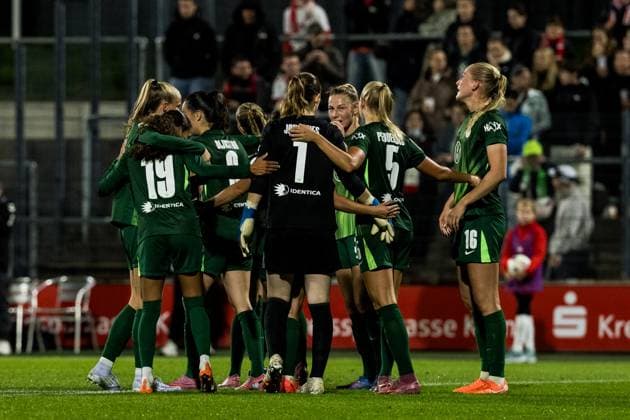 Google Pixel Frauen-Bundesliga, 1. FC Köln - VfL Wolfsburg; 21.09.2025 Glückliche Gesichter bei den Wolfsburgerinnen nach dem Last Minute Sieg Google Pixel Frauen-Bundesliga, 1. FC Köln - VfL Wolfsburg Köln, Franz-Kremer-Stadion am 21.09.2025 DFB REGULATIONS PROHIBIT ANY USE OF PHOTOGRAPHS AS IMAGE SEQUENCES AND OR QUASI-VIDEO. Copyright: xBEAUTIFULxSPORTS Wunderlx