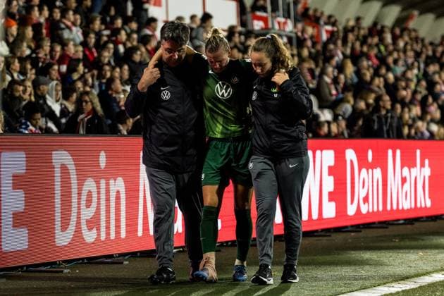 Google Pixel Frauen-Bundesliga, 1. FC Köln - VfL Wolfsburg; 21.09.2025 Alexandra Popp (VfL Wolfsburg, 11) muss verletzt vom Platz begleitet werden Google Pixel Frauen-Bundesliga, 1. FC Köln - VfL Wolfsburg Köln, Franz-Kremer-Stadion am 21.09.2025 DFB REGULATIONS PROHIBIT ANY USE OF PHOTOGRAPHS AS IMAGE SEQUENCES AND OR QUASI-VIDEO. Copyright: xBEAUTIFULxSPORTS Wunderlx