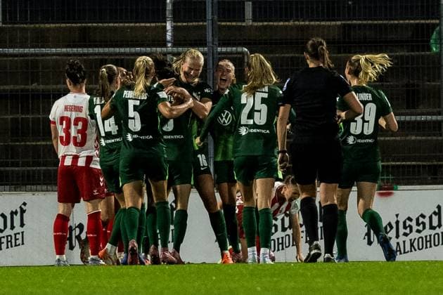 Google Pixel Frauen-Bundesliga, 1. FC Köln - VfL Wolfsburg; 21.09.2025 Jubel zum 1:2 durch Camilla Küver (VfL Wolfsburg, 16), Tor, Torjubel Google Pixel Frauen-Bundesliga, 1. FC Köln - VfL Wolfsburg Köln, Franz-Kremer-Stadion am 21.09.2025 DFB REGULATIONS PROHIBIT ANY USE OF PHOTOGRAPHS AS IMAGE SEQUENCES AND OR QUASI-VIDEO. Copyright: xBEAUTIFULxSPORTS Wunderlx