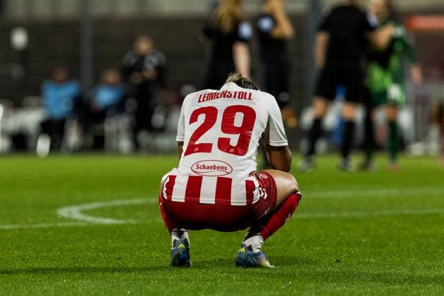Google Pixel Frauen-Bundesliga, 1. FC Köln - VfL Wolfsburg; 21.09.2025 Vanessa Leimenstoll (1. FC Köln, 29) frustriert, niedergeschlagen nach der Last Minute Niederlage Google Pixel Frauen-Bundesliga, 1. FC Köln - VfL Wolfsburg Köln, Franz-Kremer-Stadion am 21.09.2025 DFB REGULATIONS PROHIBIT ANY USE OF PHOTOGRAPHS AS IMAGE SEQUENCES AND OR QUASI-VIDEO. Copyright: xBEAUTIFULxSPORTS Wunderlx