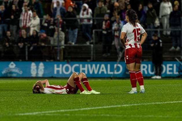Google Pixel Frauen-Bundesliga, 1. FC Köln - VfL Wolfsburg; 21.09.2025 Laura Donhauser (1. FC Köln, 25), Amelie Bohnen (1. FC Köln, 15) frustriert, niedergeschlagen nach der Last Minute Niederlage Google Pixel Frauen-Bundesliga, 1. FC Köln - VfL Wolfsburg Köln, Franz-Kremer-Stadion am 21.09.2025 DFB REGULATIONS PROHIBIT ANY USE OF PHOTOGRAPHS AS IMAGE SEQUENCES AND OR QUASI-VIDEO. Copyright: xBEAUTIFULxSPORTS Wunderlx