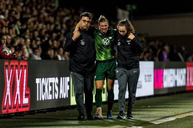 Google Pixel Frauen-Bundesliga, 1. FC Köln - VfL Wolfsburg; 21.09.2025 Alexandra Popp (VfL Wolfsburg, 11) muss verletzt vom Platz begleitet werden Google Pixel Frauen-Bundesliga, 1. FC Köln - VfL Wolfsburg Köln, Franz-Kremer-Stadion am 21.09.2025 DFB REGULATIONS PROHIBIT ANY USE OF PHOTOGRAPHS AS IMAGE SEQUENCES AND OR QUASI-VIDEO. Copyright: xBEAUTIFULxSPORTS Wunderlx
