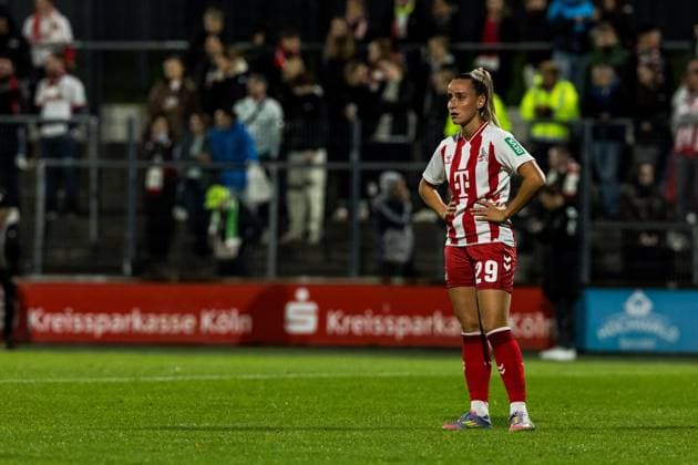 Google Pixel Frauen-Bundesliga, 1. FC Köln - VfL Wolfsburg; 21.09.2025 Vanessa Leimenstoll (1. FC Köln, 29) frustriert, niedergeschlagen nach der Last Minute Niederlage Google Pixel Frauen-Bundesliga, 1. FC Köln - VfL Wolfsburg Köln, Franz-Kremer-Stadion am 21.09.2025 DFB REGULATIONS PROHIBIT ANY USE OF PHOTOGRAPHS AS IMAGE SEQUENCES AND OR QUASI-VIDEO. Copyright: xBEAUTIFULxSPORTS Wunderlx