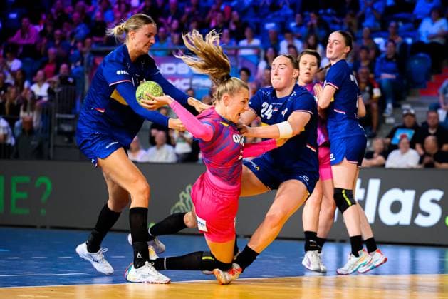 Krefeld: Handball Frauen Laenderspiel - Deutschland - Niederlande v. li. im Zweikampf Kelly Dulfer (Niederlande), Annika Lott (Deutschland), Romee Maarschalkeweerd (Niederlande) Krefeld Yayla Arena Deutschland