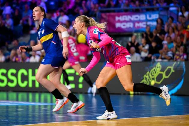 Krefeld: Handball Frauen Laenderspiel - Deutschland - Niederlande Jenny Behrend (Deutschland) Jubel Freude Emotion Torjubel Torschuetze Torschütze Krefeld Yayla Arena Deutschland