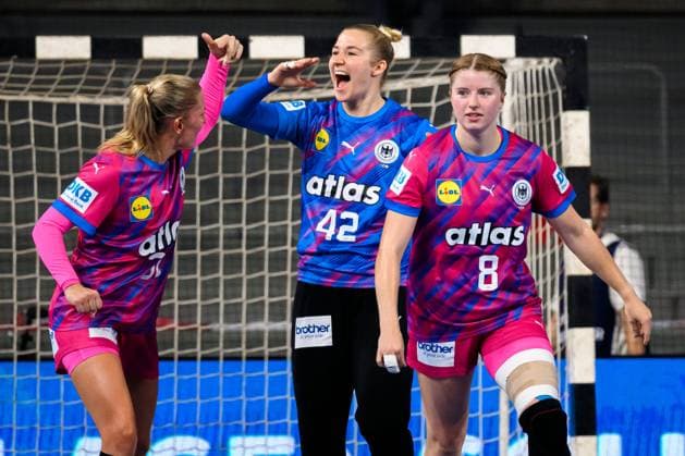 Krefeld: Handball Frauen Laenderspiel - Deutschland - Niederlande v.li. Jenny Behrend (Deutschland), Torhueterin Katharina Filter (Deutschland), Nina Engel (Deutschland) Jubel Freude Emotion Krefeld Yayla Arena Deutschland