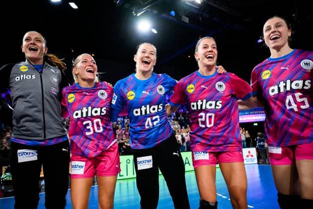 Krefeld: Handball Frauen Laenderspiel - Deutschland - Niederlande v.li. Torhueterin Nicole Roth (Deutschland), Jenny Behrend (Deutschland), Torhueterin Katharina Filter (Deutschland), Emily Vogel (Deutschland), Jolina Huhnstock (Deutschland) Schlussjubel Schlußjubel Emotion Freude Krefeld Yayla Arena Deutschland