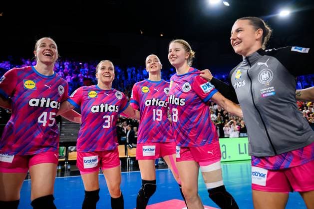 Krefeld: Handball Frauen Laenderspiel - Deutschland - Niederlande v.li. Jolina Huhnstock (Deutschland), Alexia Hauf (Deutschland), Nieke Kühne Kuehne (Deutschland) ,Nina Engel (Deutschland), Mareike Thomaier (Deutschland) Schlussjubel Schlußjubel Emotion Freude Krefeld Yayla Arena Deutschland