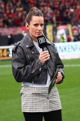 21.09.2025, xmohx, Fussball 1.Bundesliga, Bayer 04 Leverkusen - Borussia Mönchengeladbach v.l. DAZN Moderatorin Christina Rann (DFL DFB REGULATIONS PROHIBIT ANY USE OF PHOTOGRAPHS as IMAGE SEQUENCES and or QUASI-VIDEO) Leverkusen *** 21 09 2025, xmohx, Soccer 1 Bundesliga, Bayer 04 Leverkusen Borussia Mönchengeladbach v l DAZN Presenter Christina Rann DFL DFB REGULATIONS PROHIBIT ANY USE OF PHOTOGRAPHS as IMAGE SEQUENCES and or QUASI VIDEO Leverkusen