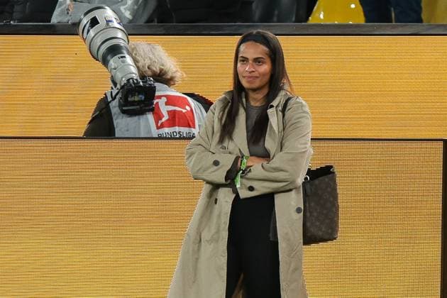 21.09.2025, 1. Bundesliga, 4. Spieltag, Borussia Dortmund - VfL Wolfsburg, Sabrina Schlotterbeck steht am Spielfeldrand, Dortmund Signal Iduna Park NRW Deutschland xRHR-FOTO DEx *** 21 09 2025, 1 Bundesliga, Matchday 4, Borussia Dortmund VfL Wolfsburg, Sabrina Schlotterbeck stands on the sidelines, Dortmund Signal Iduna Park NRW Germany xRHR PHOTO DEx Copyright: DennisxEwert RHR-FOTOx RHR-FOTO DE