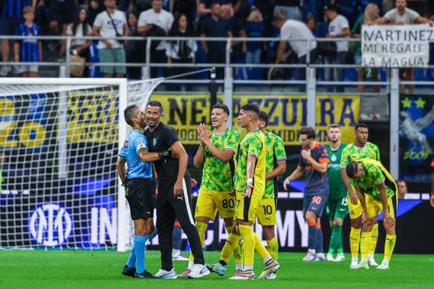 FC Internazionale vs US Sassuolo - Serie A 2025 26 - 21 09 2025 Fabio Grosso Head Coach of US Sassuolo seen with the Referee Livio Marinelli during Serie A 2025 26 football match between FC Internazionale and US Sassuolo at San Siro Stadium Copyright: xBEAUTIFULxSPORTS Carabellix