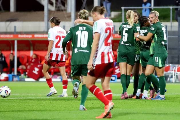 21.09.2025, xsscx, Frauen Fuï¬‚ball, 1. FC Koeln - VfL Wolfsburg, 1. Fuï¬‚ball Bundesliga, 3. Spieltag, Franz-Kremer-Stadion, Saison 2025 2026: Torjubel nach dem Tor zum 1:1 von Wolfsburg durch Torschuetzin Lineth Beerensteyn (VfL Wolfsburg 9) DFB regulations prohibit any use of photographs as image sequences and or quasi-video. Nordrhein-Westfalen Deutschland Nordrhein-Westfalen Germany