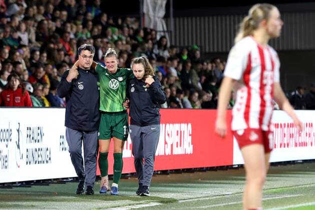 21.09.2025, xsscx, Frauen Fuï¬‚ball, 1. FC Koeln - VfL Wolfsburg, 1. Fuï¬‚ball Bundesliga, 3. Spieltag, Franz-Kremer-Stadion, Saison 2025 2026: Alexandra Popp (VfL Wolfsburg 11) wird verletzt am Spielfeldrand entlang in die Kabine gefuehrt DFB regulations prohibit any use of photographs as image sequences and or quasi-video. Nordrhein-Westfalen Deutschland Nordrhein-Westfalen Germany