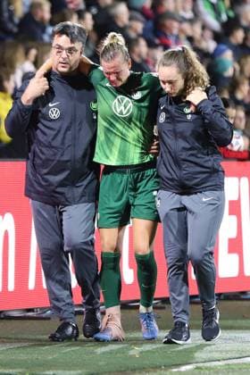 21.09.2025, xsscx, Frauen Fuï¬‚ball, 1. FC Koeln - VfL Wolfsburg, 1. Fuï¬‚ball Bundesliga, 3. Spieltag, Franz-Kremer-Stadion, Saison 2025 2026: Alexandra Popp (VfL Wolfsburg 11) wird verletzt am Spielfeldrand entlang in die Kabine gefuehrt DFB regulations prohibit any use of photographs as image sequences and or quasi-video. Nordrhein-Westfalen Deutschland Nordrhein-Westfalen Germany