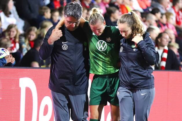 21.09.2025, xsscx, Frauen Fuï¬‚ball, 1. FC Koeln - VfL Wolfsburg, 1. Fuï¬‚ball Bundesliga, 3. Spieltag, Franz-Kremer-Stadion, Saison 2025 2026: Alexandra Popp (VfL Wolfsburg 11) wird verletzt am Spielfeldrand entlang in die Kabine gefuehrt DFB regulations prohibit any use of photographs as image sequences and or quasi-video. Nordrhein-Westfalen Deutschland Nordrhein-Westfalen Germany