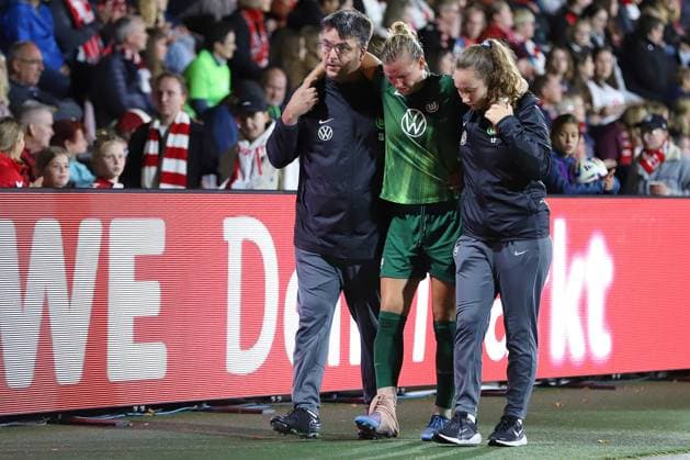 21.09.2025, xsscx, Frauen Fuï¬‚ball, 1. FC Koeln - VfL Wolfsburg, 1. Fuï¬‚ball Bundesliga, 3. Spieltag, Franz-Kremer-Stadion, Saison 2025 2026: Alexandra Popp (VfL Wolfsburg 11) wird verletzt am Spielfeldrand entlang in die Kabine gefuehrt DFB regulations prohibit any use of photographs as image sequences and or quasi-video. Nordrhein-Westfalen Deutschland Nordrhein-Westfalen Germany