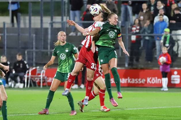 21.09.2025, xsscx, Frauen Fuï¬‚ball, 1. FC Koeln - VfL Wolfsburg, 1. Fuï¬‚ball Bundesliga, 3. Spieltag, Franz-Kremer-Stadion, Saison 2025 2026: Marina Hegering (1. FC Koeln 33) im Zweikampf gegen Janina Minge (VfL Wolfsburg 6) DFB regulations prohibit any use of photographs as image sequences and or quasi-video. Nordrhein-Westfalen Germany