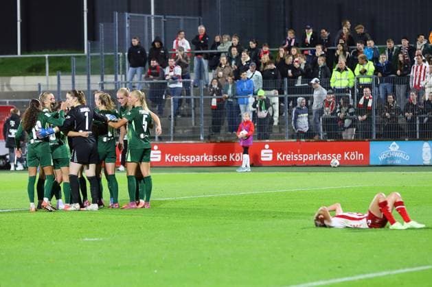 21.09.2025, xsscx, Frauen Fuï¬‚ball, 1. FC Koeln - VfL Wolfsburg, 1. Fuï¬‚ball Bundesliga, 3. Spieltag, Franz-Kremer-Stadion, Saison 2025 2026: Die Mannschaft des VfL Wolfsburg feiert ihren Sieg, waehrend die KËÜlner Spielerinnen niedergeschlagen sind. DFB regulations prohibit any use of photographs as image sequences and or quasi-video. Nordrhein-Westfalen Deutschland Nordrhein-Westfalen Germany
