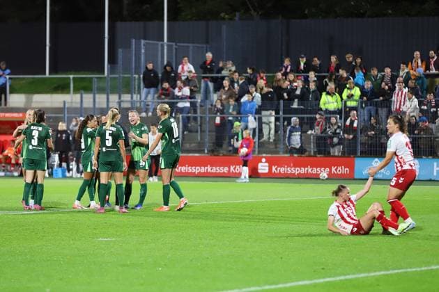 21.09.2025, xsscx, Frauen Fuï¬‚ball, 1. FC Koeln - VfL Wolfsburg, 1. Fuï¬‚ball Bundesliga, 3. Spieltag, Franz-Kremer-Stadion, Saison 2025 2026: Die Mannschaft des VfL Wolfsburg feiert ihren Sieg, waehrend die KËÜlner Spielerinnen niedergeschlagen sind. DFB regulations prohibit any use of photographs as image sequences and or quasi-video. Nordrhein-Westfalen Deutschland Nordrhein-Westfalen Germany