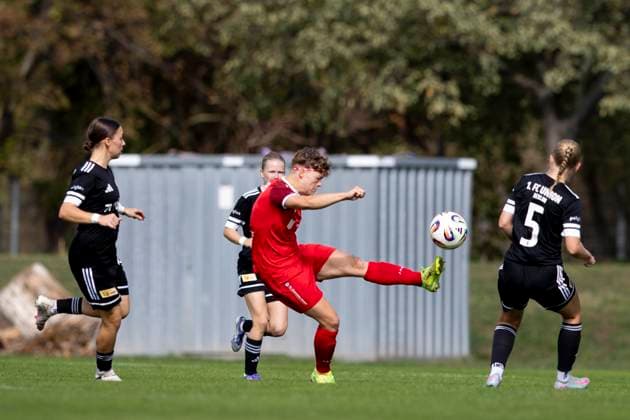 Regionalliga Nordost Frauen: 1. FFV Erfurt vs. 1. FC Union Berlin II; 21.09.2025 Anna Mittelsdorf ( 7; 1. FFV Erfurt) gegen Lucy Wendling ( 5; 1. FC Union Berlin II) Regionalliga Nordost Frauen: 1. FFV Erfurt vs. 1. FC Union Berlin II; Sportforum Johannesplatz Erfurt; 21.09.2025 Copyright: xBEAUTIFULxSPORTS Duehringx