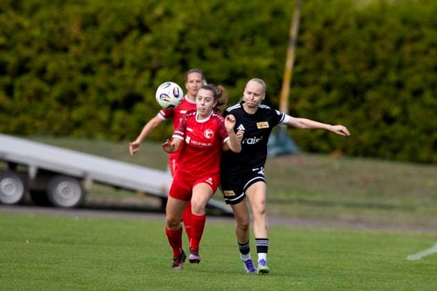 Regionalliga Nordost Frauen: 1. FFV Erfurt vs. 1. FC Union Berlin II; 21.09.2025 Jasmin Sautter ( 4; 1. FFV Erfurt) gegen Lucia Schwoche ( 21; 1. FC Union Berlin II) Regionalliga Nordost Frauen: 1. FFV Erfurt vs. 1. FC Union Berlin II; Sportforum Johannesplatz Erfurt; 21.09.2025 Copyright: xBEAUTIFULxSPORTS Duehringx