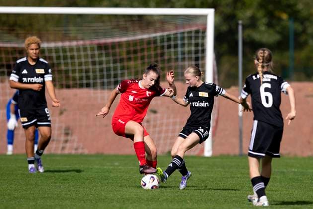 Regionalliga Nordost Frauen: 1. FFV Erfurt vs. 1. FC Union Berlin II; 21.09.2025 Megan Reichenbach ( 7; 1. FC Union Berlin II) gegen Jasmin Sautter ( 4; 1. FFV Erfurt) Regionalliga Nordost Frauen: 1. FFV Erfurt vs. 1. FC Union Berlin II; Sportforum Johannesplatz Erfurt; 21.09.2025 Copyright: xBEAUTIFULxSPORTS Duehringx