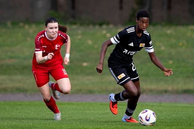 Regionalliga Nordost Frauen: 1. FFV Erfurt vs. 1. FC Union Berlin II; 21.09.2025 Mariann Noack ( 22; 1. FC Union Berlin II) gegen Lea Schrenk ( 19; 1. FFV Erfurt) Regionalliga Nordost Frauen: 1. FFV Erfurt vs. 1. FC Union Berlin II; Sportforum Johannesplatz Erfurt; 21.09.2025 Copyright: xBEAUTIFULxSPORTS Duehringx