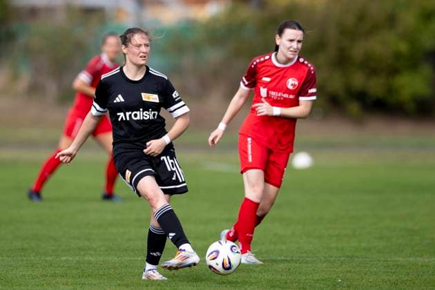 Regionalliga Nordost Frauen: 1. FFV Erfurt vs. 1. FC Union Berlin II; 21.09.2025 Lena Worsch ( 16; 1. FC Union Berlin II) gegen Lea Schrenk ( 19; 1. FFV Erfurt) Regionalliga Nordost Frauen: 1. FFV Erfurt vs. 1. FC Union Berlin II; Sportforum Johannesplatz Erfurt; 21.09.2025 Copyright: xBEAUTIFULxSPORTS Duehringx