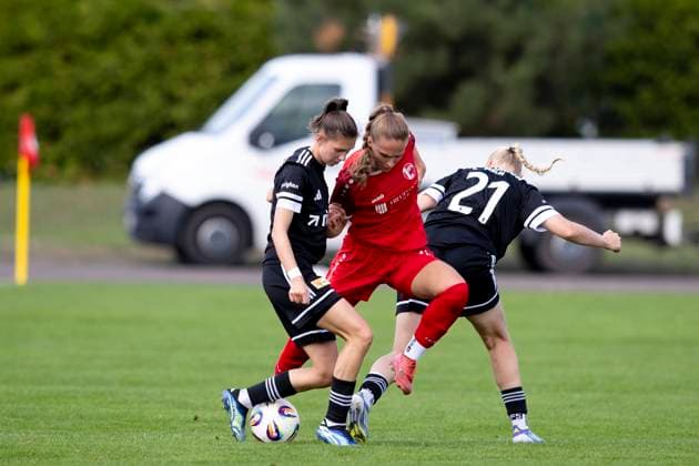 Regionalliga Nordost Frauen: 1. FFV Erfurt vs. 1. FC Union Berlin II; 21.09.2025 Neele Gast ( 11; 1. FFV Erfurt) gegen Lucia Schwoche ( 21; 1. FC Union Berlin II) (rechts) und Louisa Kähler ( 8; 1. FC Union Berlin II) (links) Regionalliga Nordost Frauen: 1. FFV Erfurt vs. 1. FC Union Berlin II; Sportforum Johannesplatz Erfurt; 21.09.2025 Copyright: xBEAUTIFULxSPORTS Duehringx