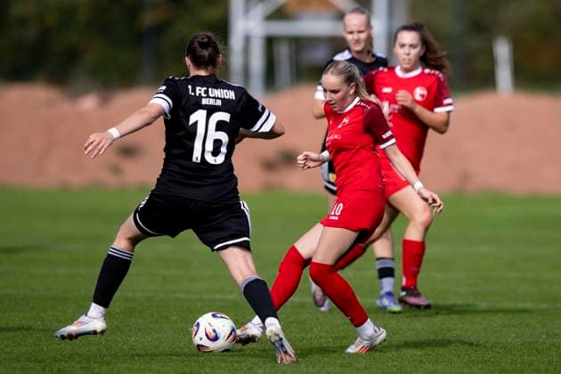 Regionalliga Nordost Frauen: 1. FFV Erfurt vs. 1. FC Union Berlin II; 21.09.2025 Maja Felicitas Bauerschmidt ( 10; 1. FFV Erfurt) gegen Lena Worsch ( 16; 1. FC Union Berlin II) Regionalliga Nordost Frauen: 1. FFV Erfurt vs. 1. FC Union Berlin II; Sportforum Johannesplatz Erfurt; 21.09.2025 Copyright: xBEAUTIFULxSPORTS Duehringx