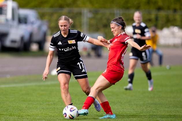 Regionalliga Nordost Frauen: 1. FFV Erfurt vs. 1. FC Union Berlin II; 21.09.2025 Elisabeth Steiner ( 11; 1. FC Union Berlin II) gegen Tessa Berger ( 16; 1. FFV Erfurt) Regionalliga Nordost Frauen: 1. FFV Erfurt vs. 1. FC Union Berlin II; Sportforum Johannesplatz Erfurt; 21.09.2025 Copyright: xBEAUTIFULxSPORTS Duehringx