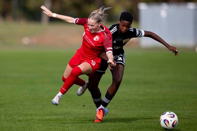 Regionalliga Nordost Frauen: 1. FFV Erfurt vs. 1. FC Union Berlin II; 21.09.2025 Maja Felicitas Bauerschmidt ( 10; 1. FFV Erfurt) gegen Mariann Noack ( 22; 1. FC Union Berlin II) Regionalliga Nordost Frauen: 1. FFV Erfurt vs. 1. FC Union Berlin II; Sportforum Johannesplatz Erfurt; 21.09.2025 Copyright: xBEAUTIFULxSPORTS Duehringx