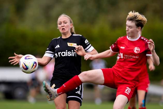 Regionalliga Nordost Frauen: 1. FFV Erfurt vs. 1. FC Union Berlin II; 21.09.2025 Elisabeth Steiner ( 11; 1. FC Union Berlin II) gegen Thekla Freywald ( 20; 1. FFV Erfurt) Regionalliga Nordost Frauen: 1. FFV Erfurt vs. 1. FC Union Berlin II; Sportforum Johannesplatz Erfurt; 21.09.2025 Copyright: xBEAUTIFULxSPORTS Duehringx