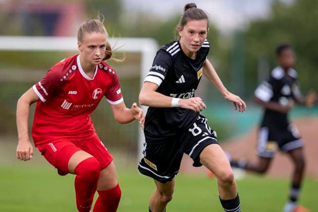 Regionalliga Nordost Frauen: 1. FFV Erfurt vs. 1. FC Union Berlin II; 21.09.2025 Neele Gast ( 11; 1. FFV Erfurt) gegen Louisa Kähler ( 8; 1. FC Union Berlin II) Regionalliga Nordost Frauen: 1. FFV Erfurt vs. 1. FC Union Berlin II; Sportforum Johannesplatz Erfurt; 21.09.2025 Copyright: xBEAUTIFULxSPORTS Duehringx