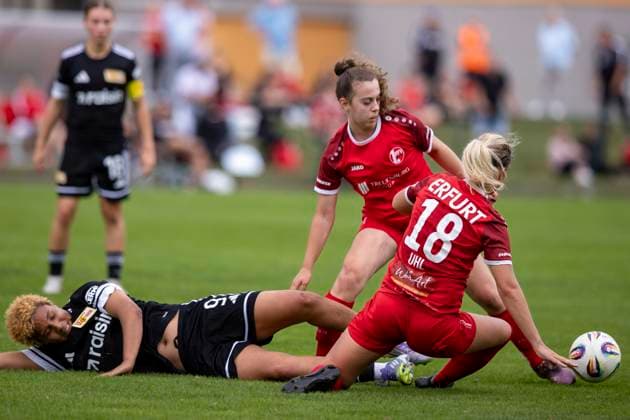 Regionalliga Nordost Frauen: 1. FFV Erfurt vs. 1. FC Union Berlin II; 21.09.2025 Carla Jenete Okoro ( 9; 1. FC Union Berlin II) gegen Mandy Uhl ( 18; 1. FFV Erfurt) und Jasmin Sautter ( 4; 1. FFV Erfurt) (dahinter) Regionalliga Nordost Frauen: 1. FFV Erfurt vs. 1. FC Union Berlin II; Sportforum Johannesplatz Erfurt; 21.09.2025 Copyright: xBEAUTIFULxSPORTS Duehringx