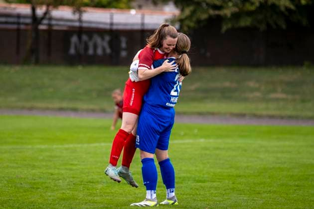 Regionalliga Nordost Frauen: 1. FFV Erfurt vs. 1. FC Union Berlin II; 21.09.2025 Jubel, Katja Groll ( 14; 1. FFV Erfurt) (links) und Griseldis Meißner ( 28; 1. FFV Erfurt) Regionalliga Nordost Frauen: 1. FFV Erfurt vs. 1. FC Union Berlin II; Sportforum Johannesplatz Erfurt; 21.09.2025 Copyright: xBEAUTIFULxSPORTS Duehringx