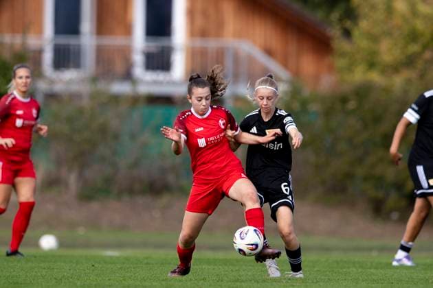 Regionalliga Nordost Frauen: 1. FFV Erfurt vs. 1. FC Union Berlin II; 21.09.2025 Leona Seifert ( 6; 1. FC Union Berlin II) gegen Jasmin Sautter ( 4; 1. FFV Erfurt) Regionalliga Nordost Frauen: 1. FFV Erfurt vs. 1. FC Union Berlin II; Sportforum Johannesplatz Erfurt; 21.09.2025 Copyright: xBEAUTIFULxSPORTS Duehringx