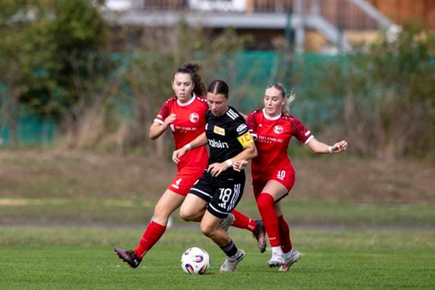 Regionalliga Nordost Frauen: 1. FFV Erfurt vs. 1. FC Union Berlin II; 21.09.2025 Marike Laidler ( 18; 1. FC Union Berlin II) gegen Jasmin Sautter ( 4; 1. FFV Erfurt) (links) und Maja Felicitas Bauerschmidt ( 10; 1. FFV Erfurt) (rechts) Regionalliga Nordost Frauen: 1. FFV Erfurt vs. 1. FC Union Berlin II; Sportforum Johannesplatz Erfurt; 21.09.2025 Copyright: xBEAUTIFULxSPORTS Duehringx
