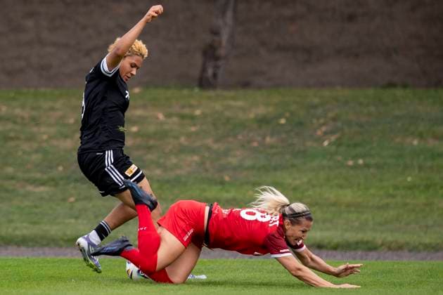 Regionalliga Nordost Frauen: 1. FFV Erfurt vs. 1. FC Union Berlin II; 21.09.2025 Carla Jenete Okoro ( 9; 1. FC Union Berlin II) gegen Mandy Uhl ( 18; 1. FFV Erfurt) Regionalliga Nordost Frauen: 1. FFV Erfurt vs. 1. FC Union Berlin II; Sportforum Johannesplatz Erfurt; 21.09.2025 Copyright: xBEAUTIFULxSPORTS Duehringx