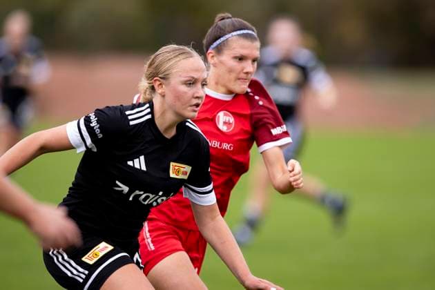 Regionalliga Nordost Frauen: 1. FFV Erfurt vs. 1. FC Union Berlin II; 21.09.2025 Elisabeth Steiner ( 11; 1. FC Union Berlin II) gegen Tessa Berger ( 16; 1. FFV Erfurt) Regionalliga Nordost Frauen: 1. FFV Erfurt vs. 1. FC Union Berlin II; Sportforum Johannesplatz Erfurt; 21.09.2025 Copyright: xBEAUTIFULxSPORTS Duehringx